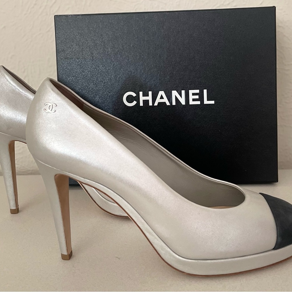 CHANEL Silver Metallic Leather with Navy Cap Toe Platform Pump.  Size 12 (EU 42)